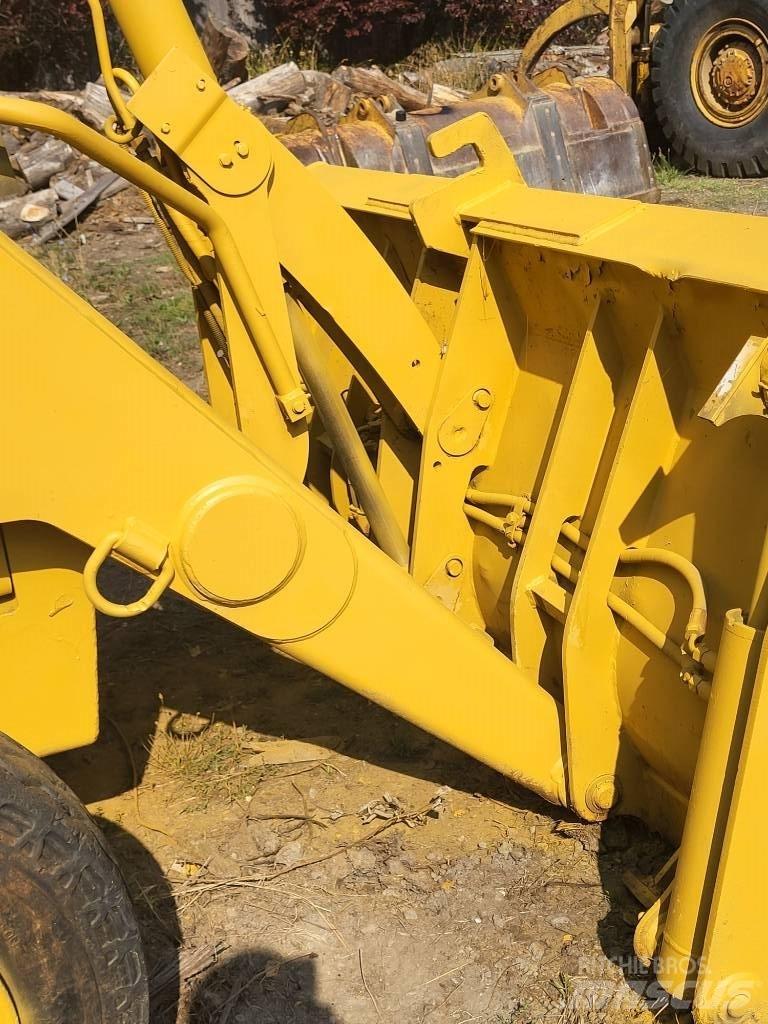 CAT 426B Товарач със заден ексватор