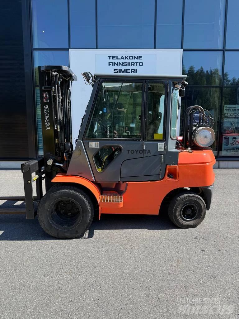 Toyota 02-7 FGF 30 Камиони с АГУ