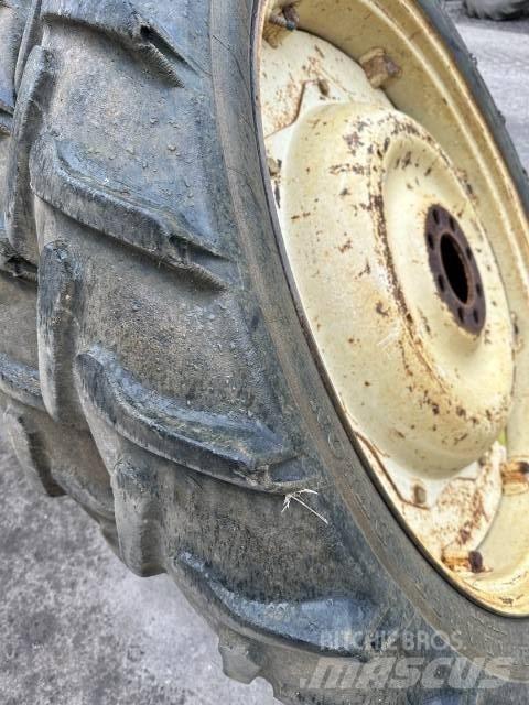 Dunlop 9.5R44 Колелета/Гуми