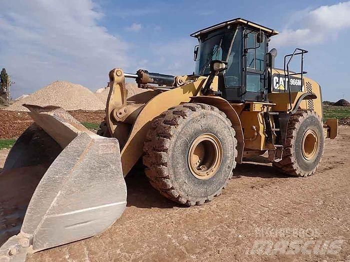 CAT 966M Колесни товарачи