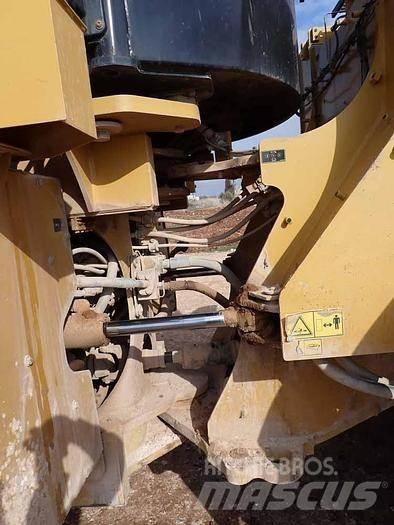 CAT 966M Колесни товарачи