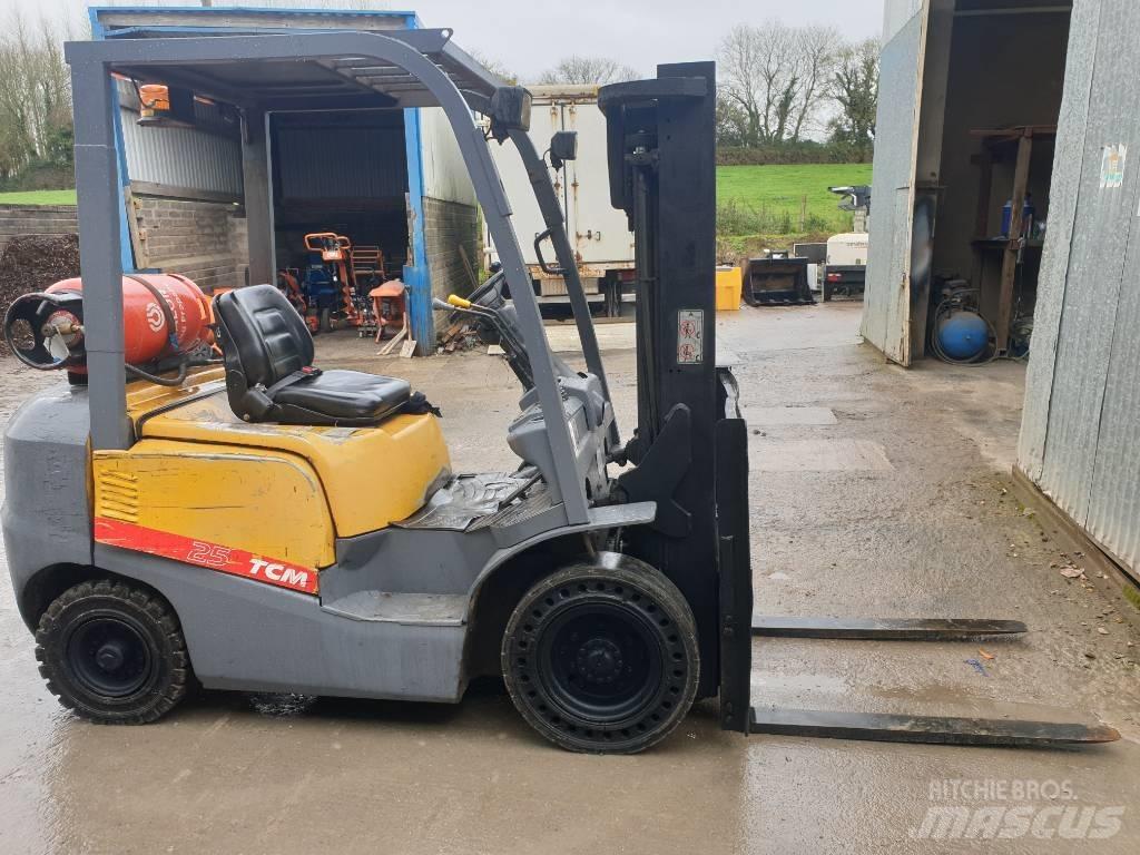 TCM FG25T3 Камиони с АГУ