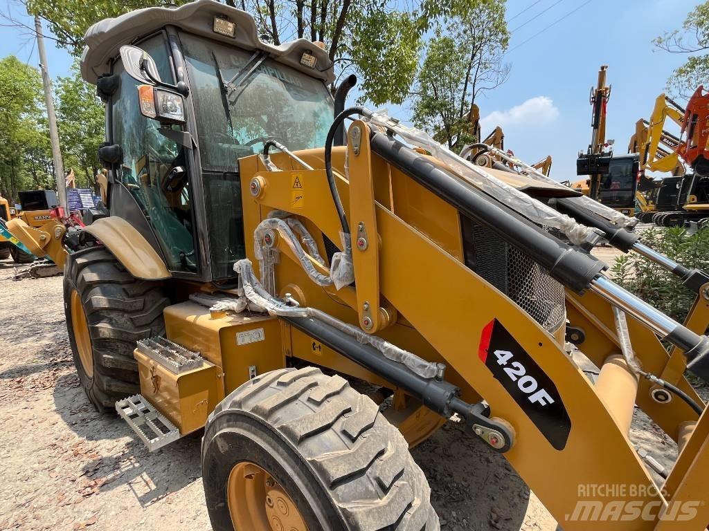 CAT CAT420F Колесни товарачи