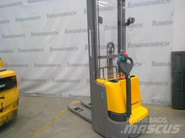 Jungheinrich EJC 112 Колички високоповдигачи с теглич