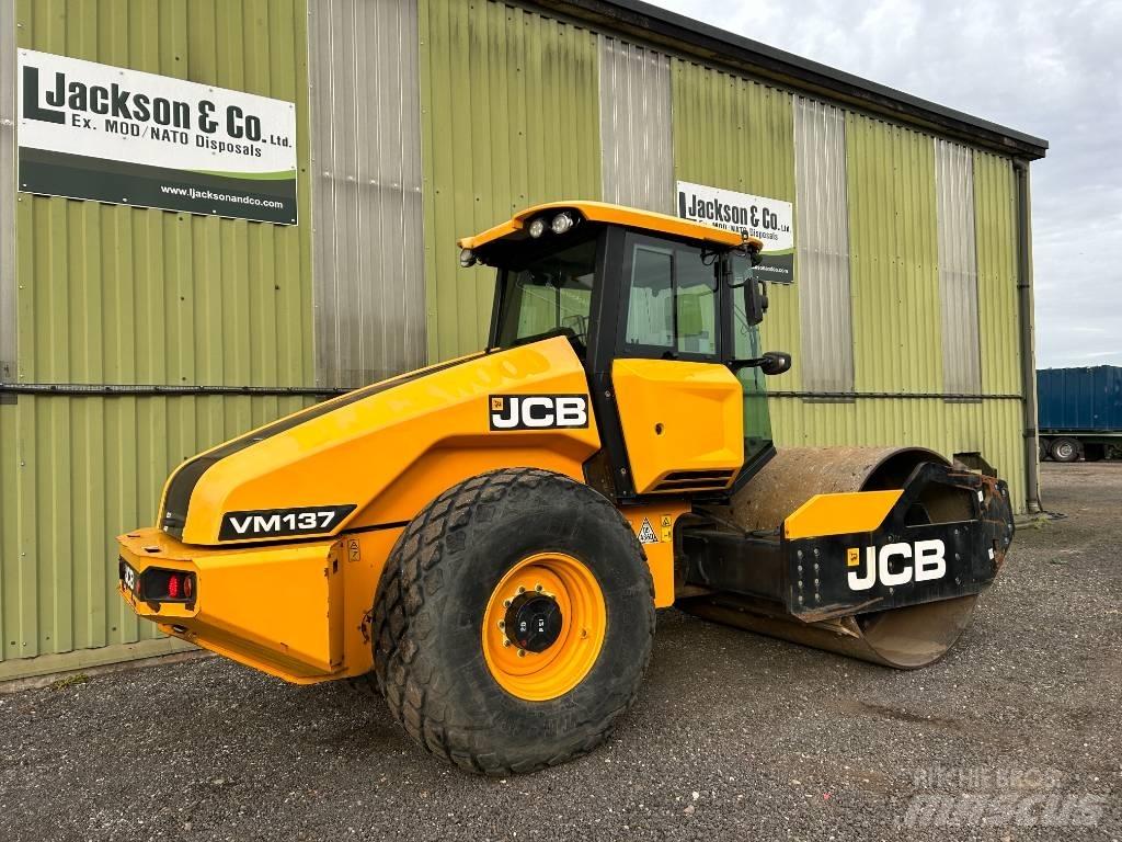 JCB VM 137 Еднобарабанни ролки
