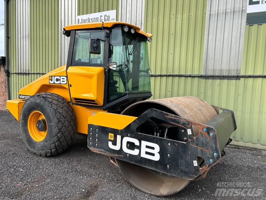 JCB VM 137 Еднобарабанни ролки
