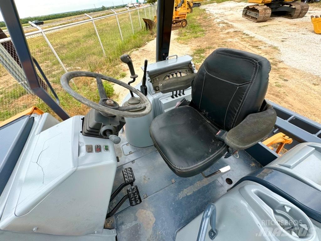 CASE 570 M XT Колесни товарачи