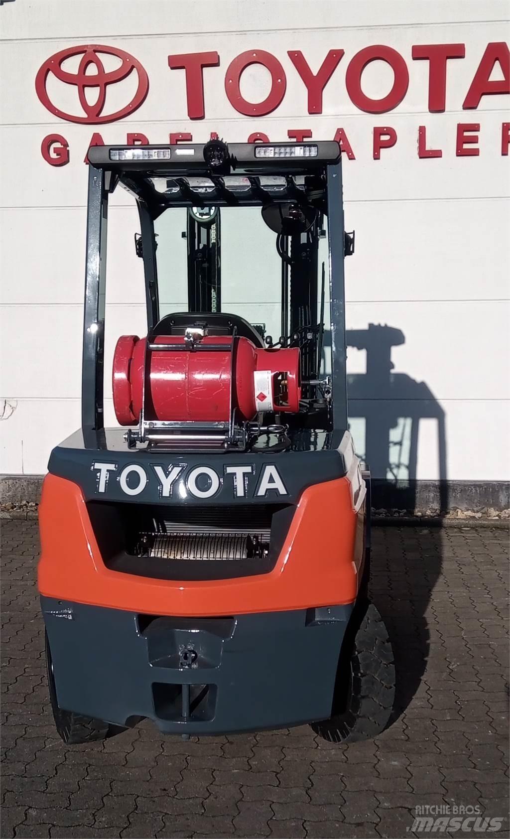 Toyota 02-8FGF30 Камиони с АГУ