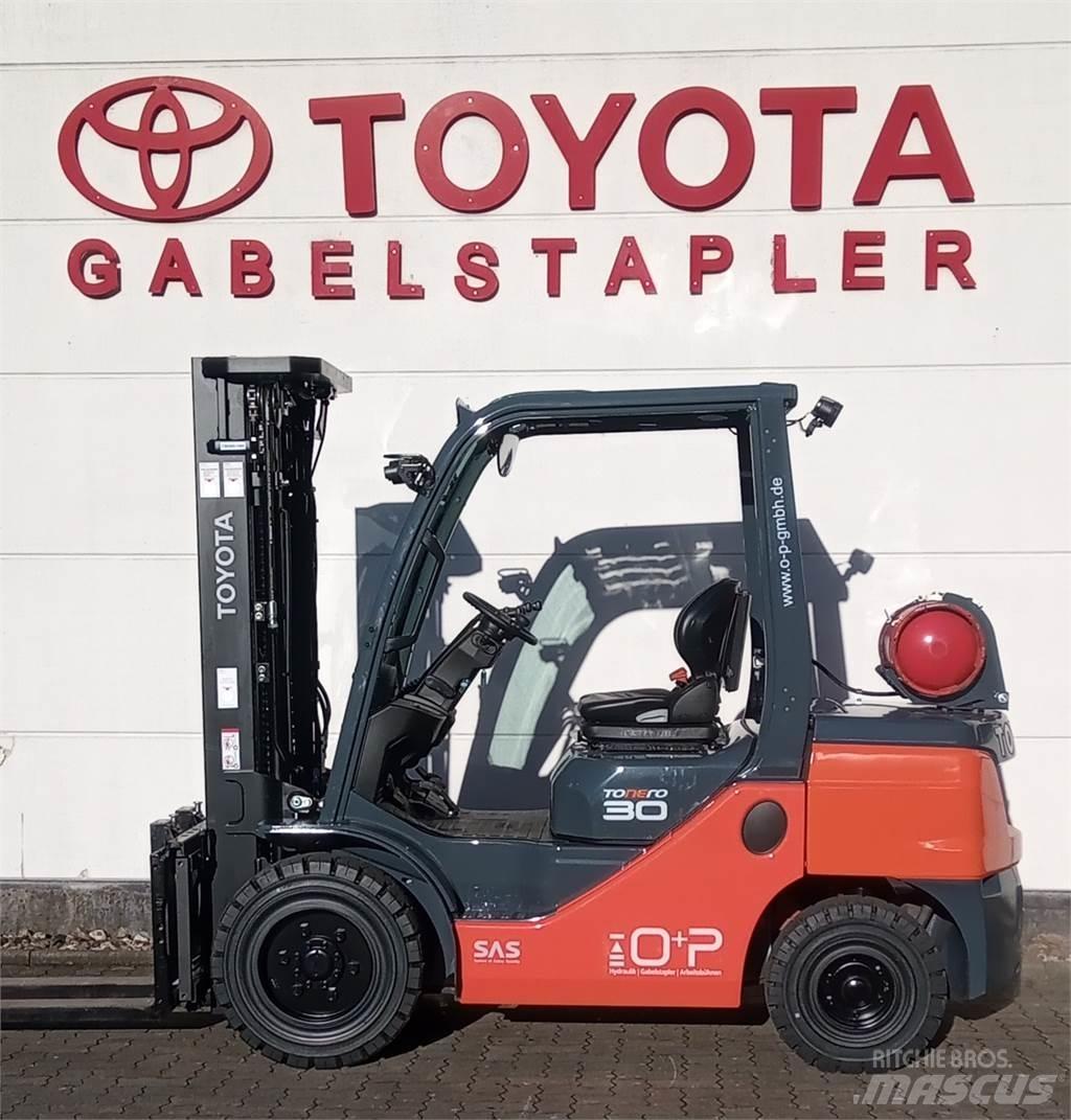 Toyota 02-8FGF30 Камиони с АГУ