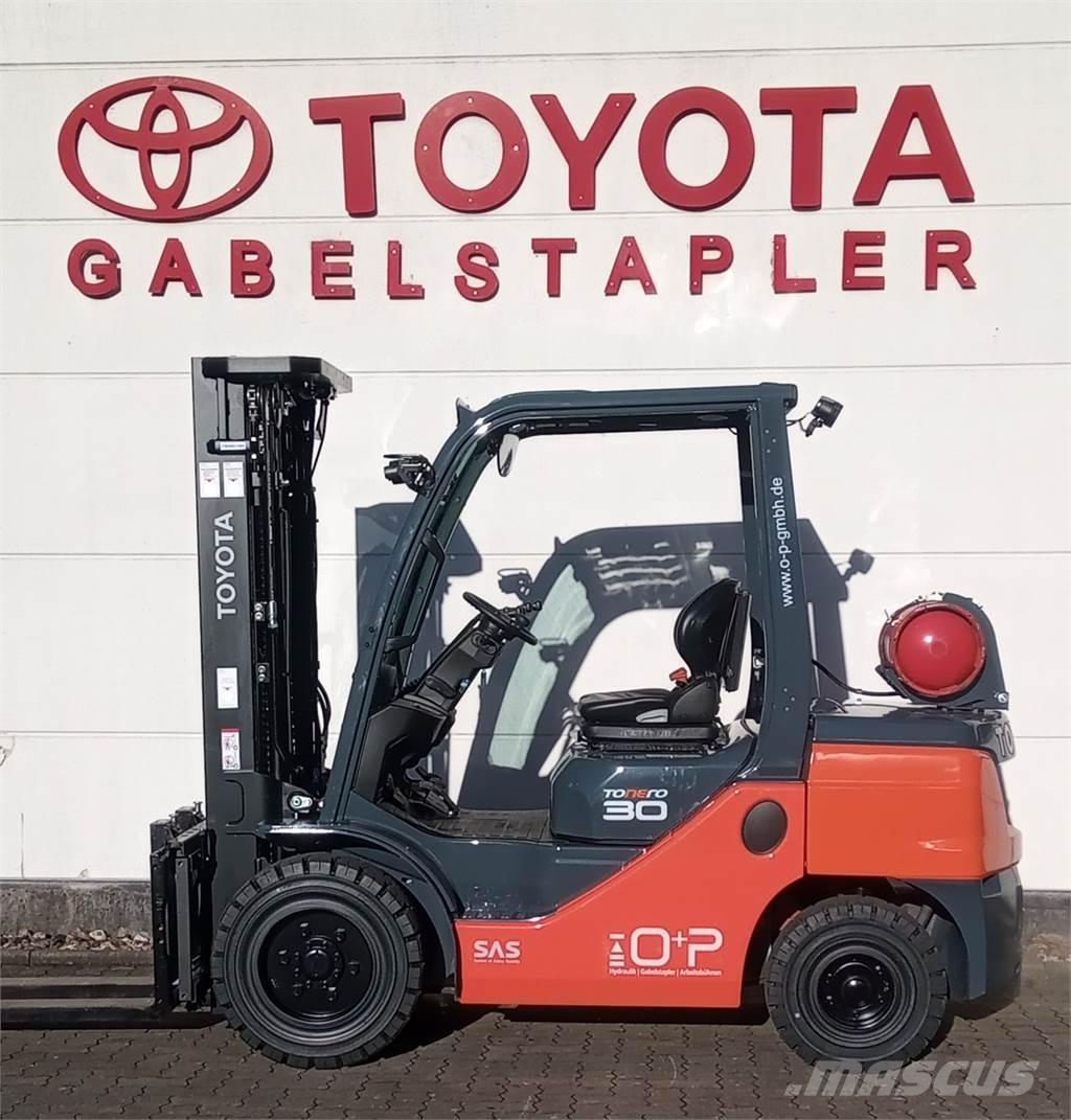 Toyota 02-8FGF30 Камиони с АГУ