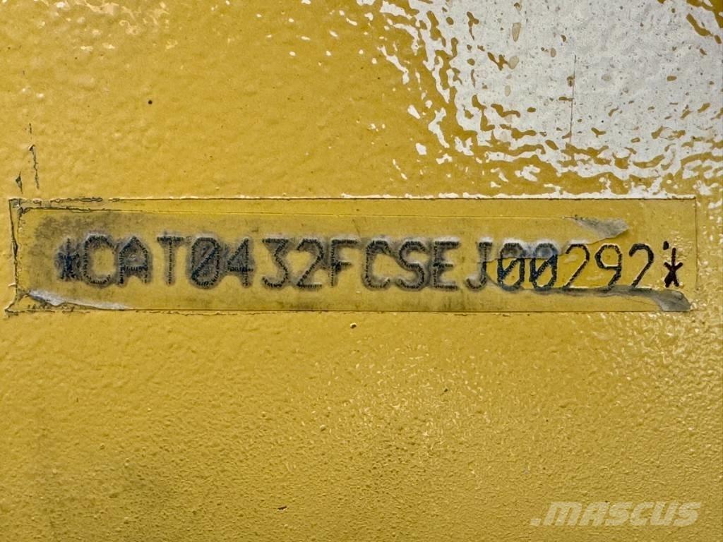 CAT 432 F Товарач със заден ексватор