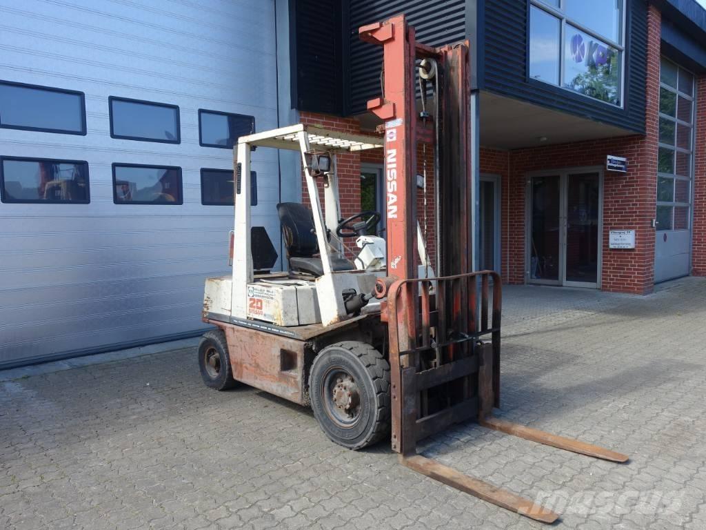 Nissan EH 02 A 20U Дизелови камиони