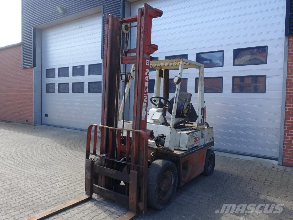 Nissan EH 02 A 20U Дизелови камиони