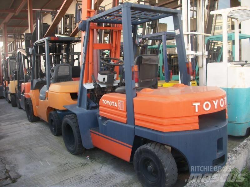 Toyota 5 FD 30 Дизелови камиони