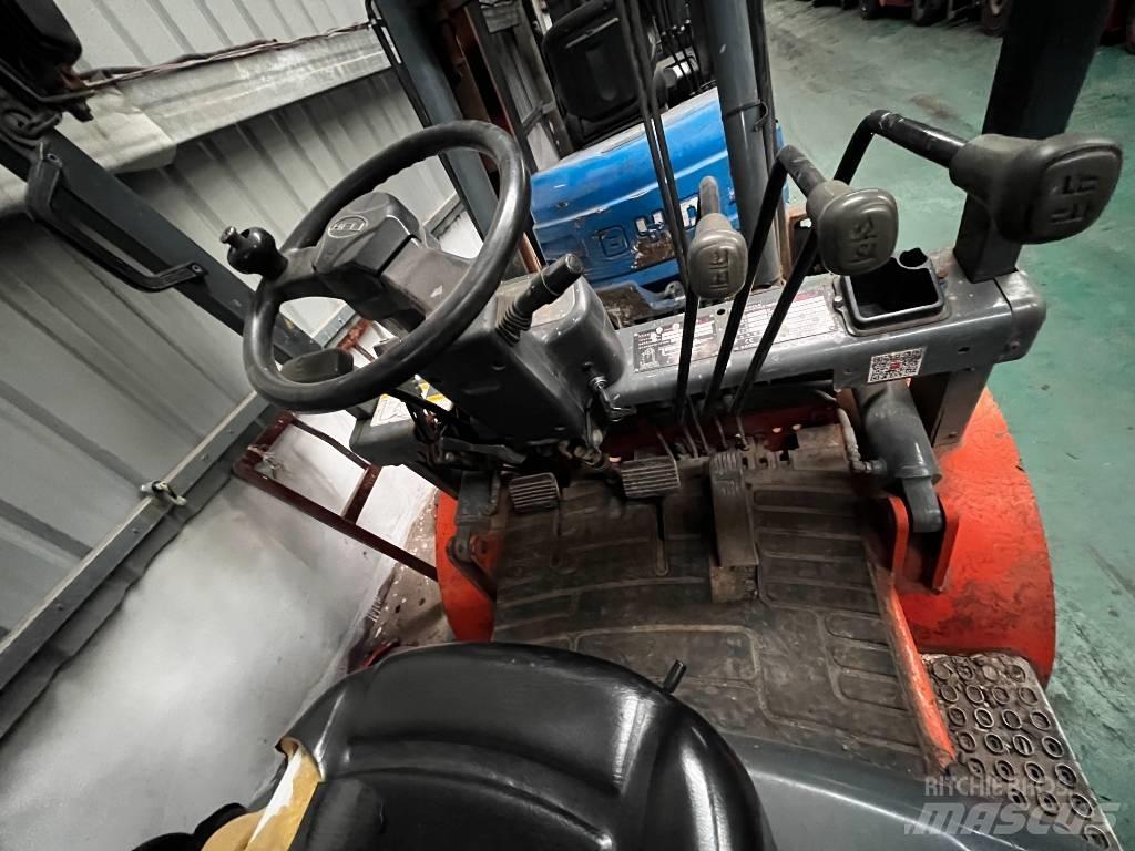 Heli CPCD 30 Дизелови камиони