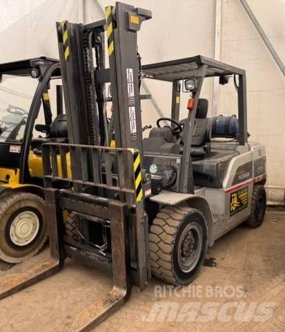 Nissan DX50LPG Камиони с АГУ