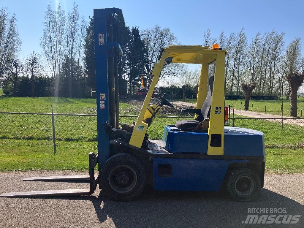Nissan Heftruck Дизелови камиони