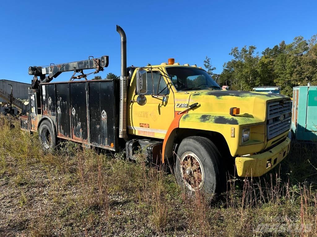 Ford F700 Общински/универсални превозни средства
