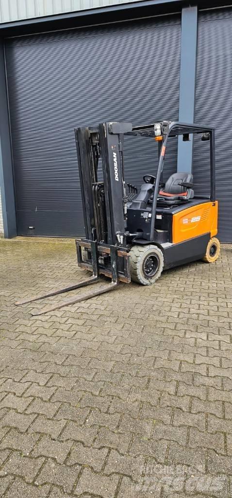 Doosan B 25 X-7 Електрически вилични кари-повдигачи
