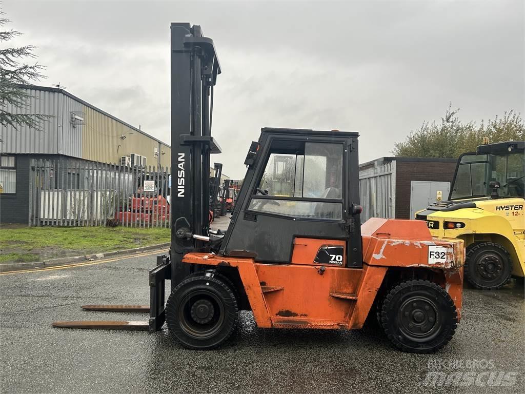 Nissan 20ZVF05H70U Дизелови камиони