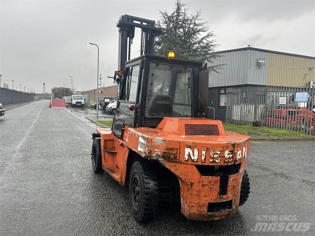 Nissan 20ZVF05H70U Дизелови камиони