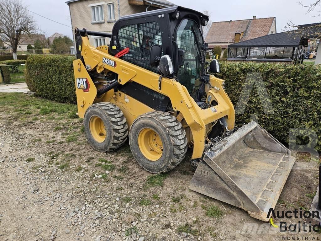 CAT 242 D 3 Мини товарачи
