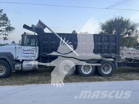 Mack RD688S Самосвал