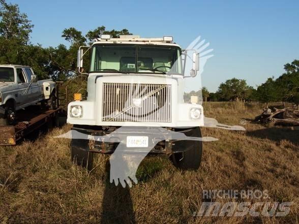 Volvo WG64 Цистерни за вода

