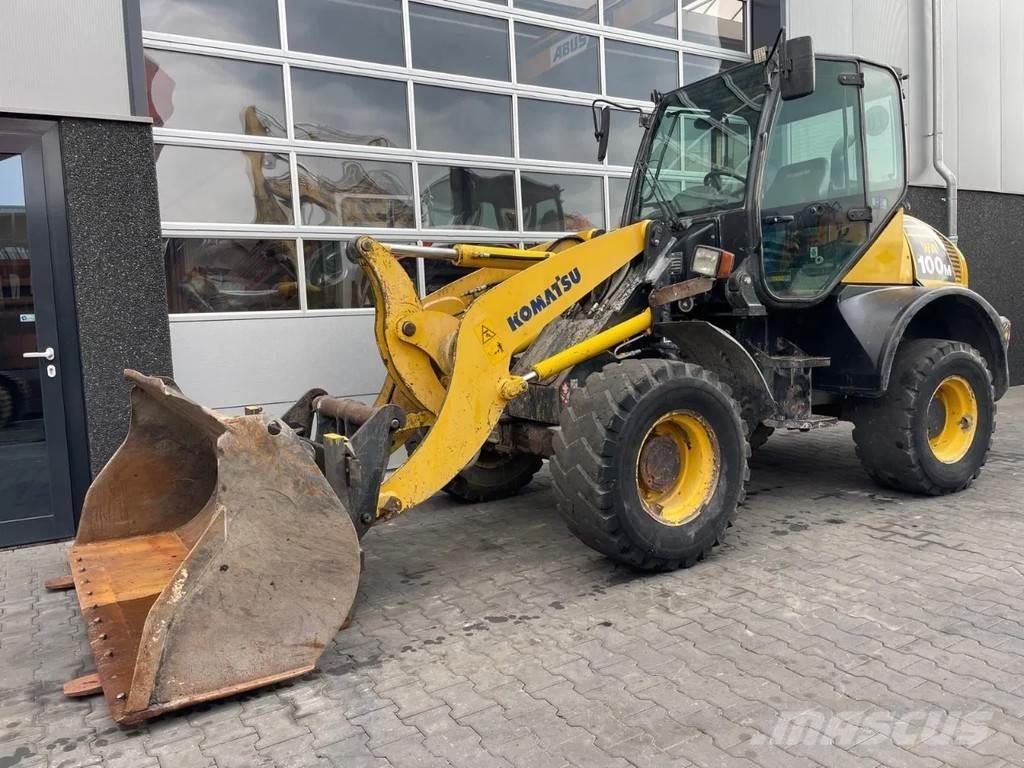 Komatsu WA100 Колесни товарачи