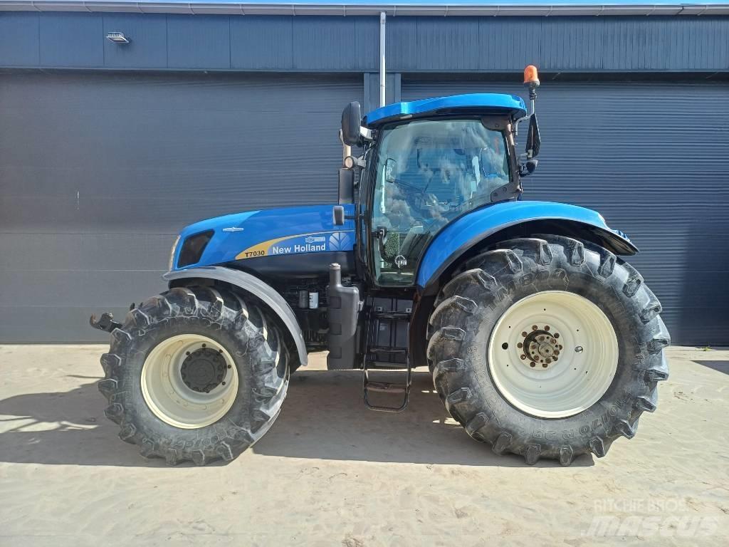 New Holland T7030AC Трактори