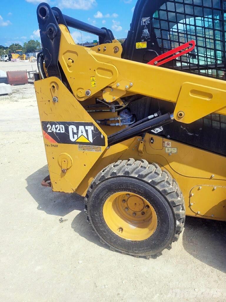 CAT 242 D Мини товарачи
