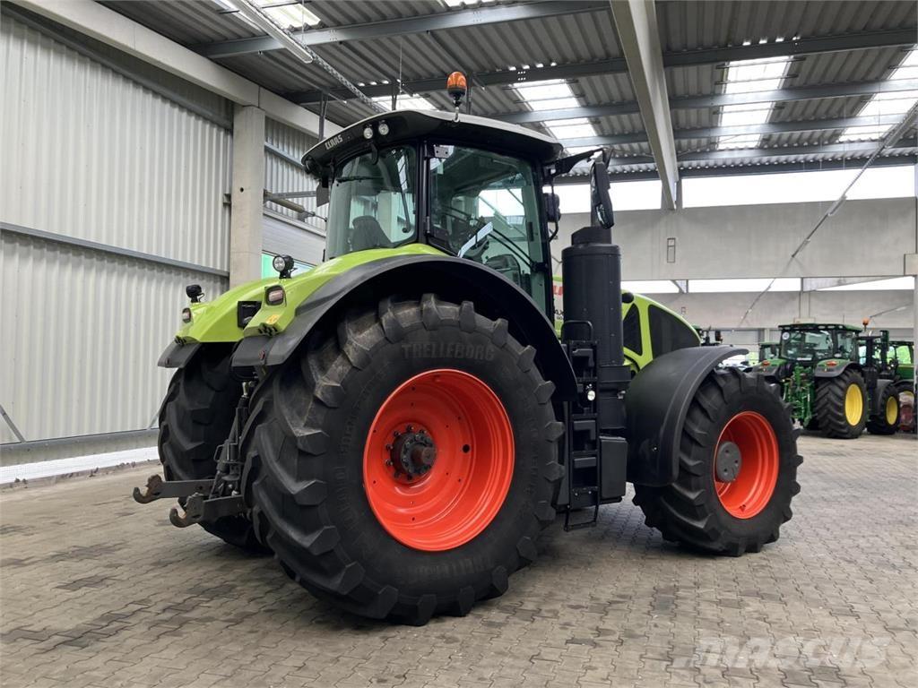 CLAAS Axion 930 Трактори