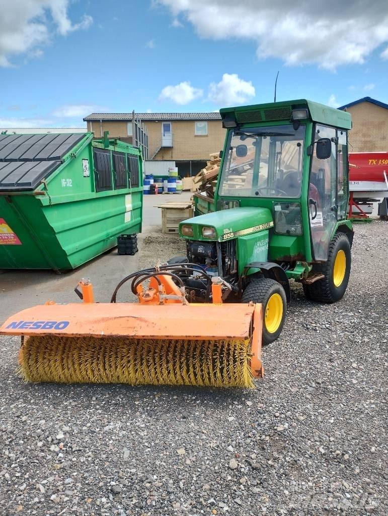John Deere 955 Компактни трактори