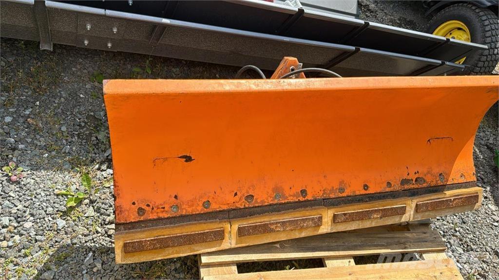 John Deere 3720 Компактни трактори