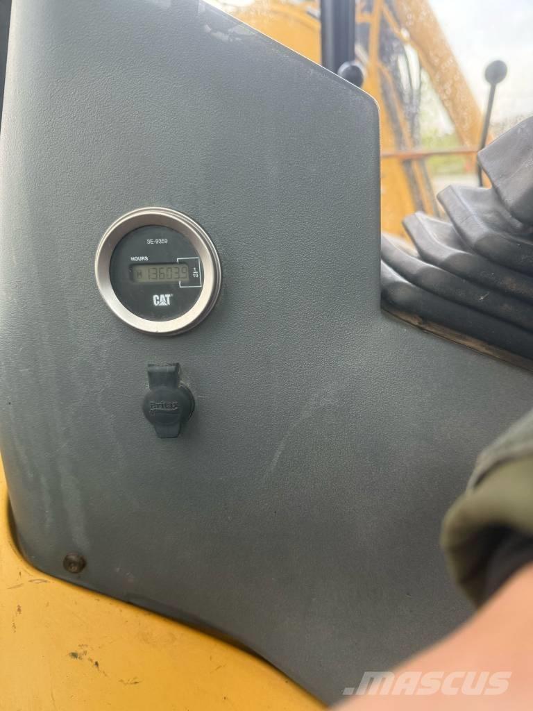 CAT 428 C Товарач със заден ексватор