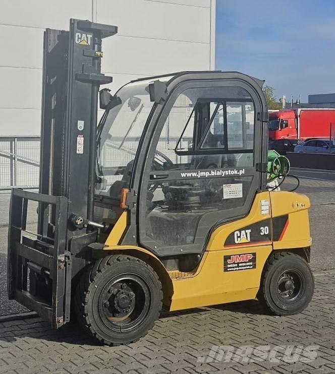 CAT GP 30 N Камиони с АГУ