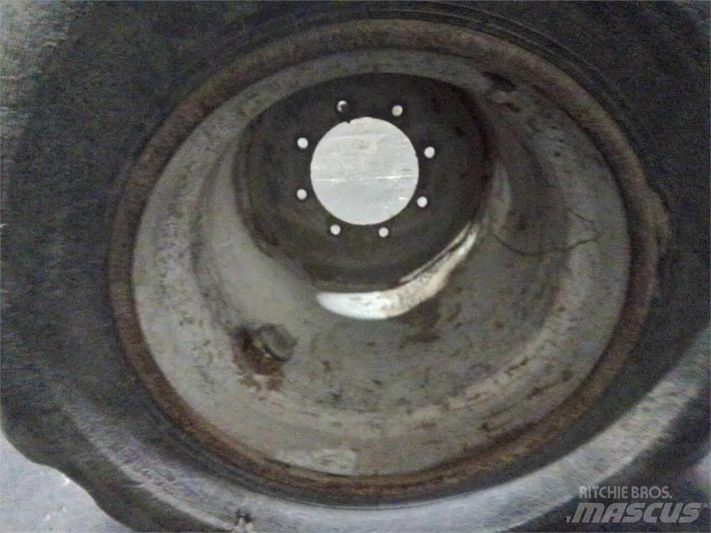 Valmet 820 24x22,5 Гуми