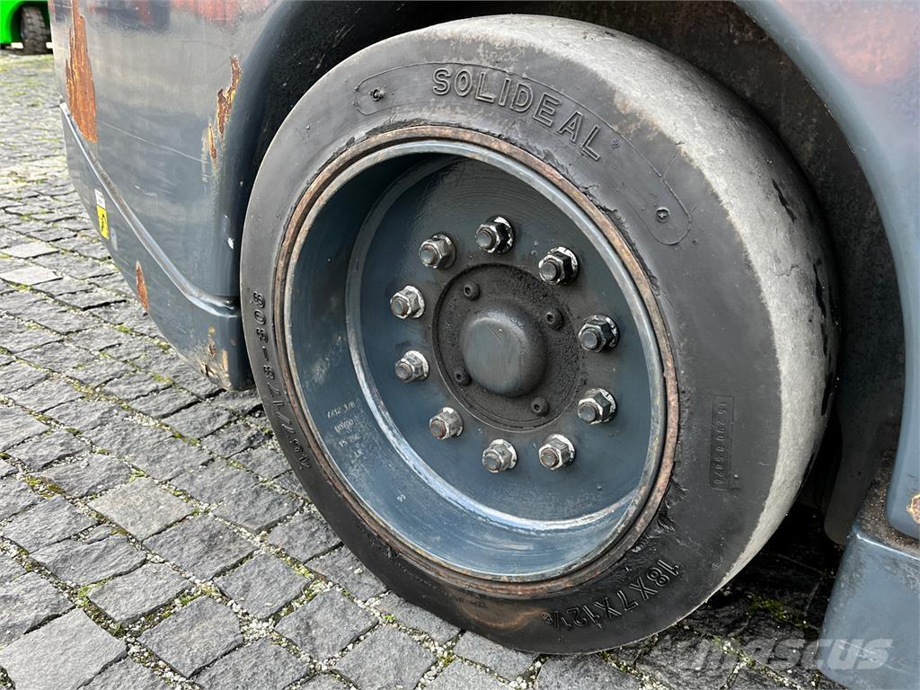 Aisle-Master 15NE Високоповдигачи за работа в тесни коридори