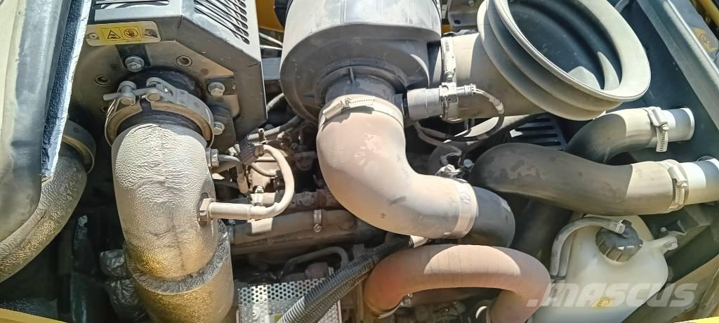 Komatsu WB 93 S-8 Товарач със заден ексватор