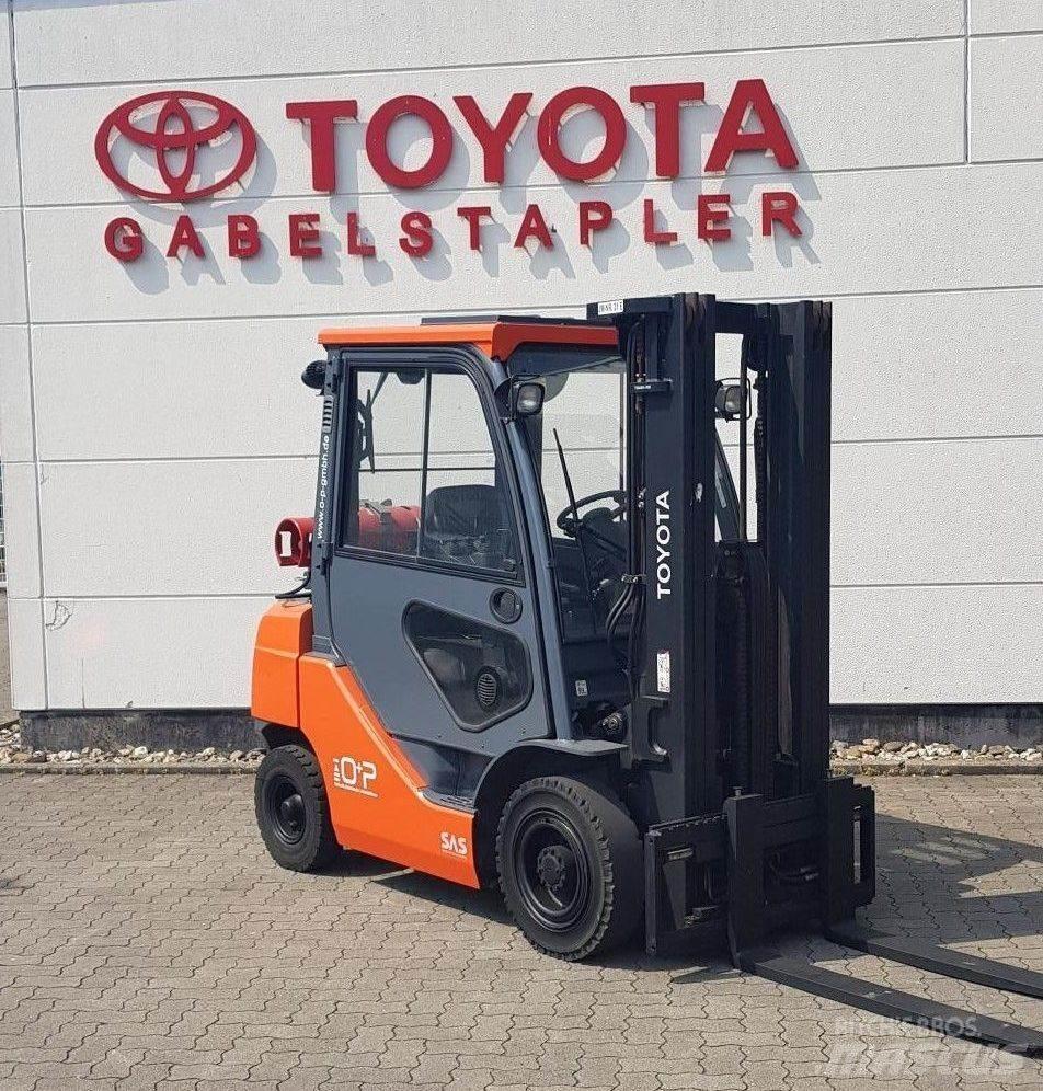 Toyota 02-8FGF25 Камиони с АГУ