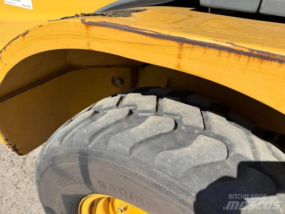 John Deere 244 J Колесни товарачи