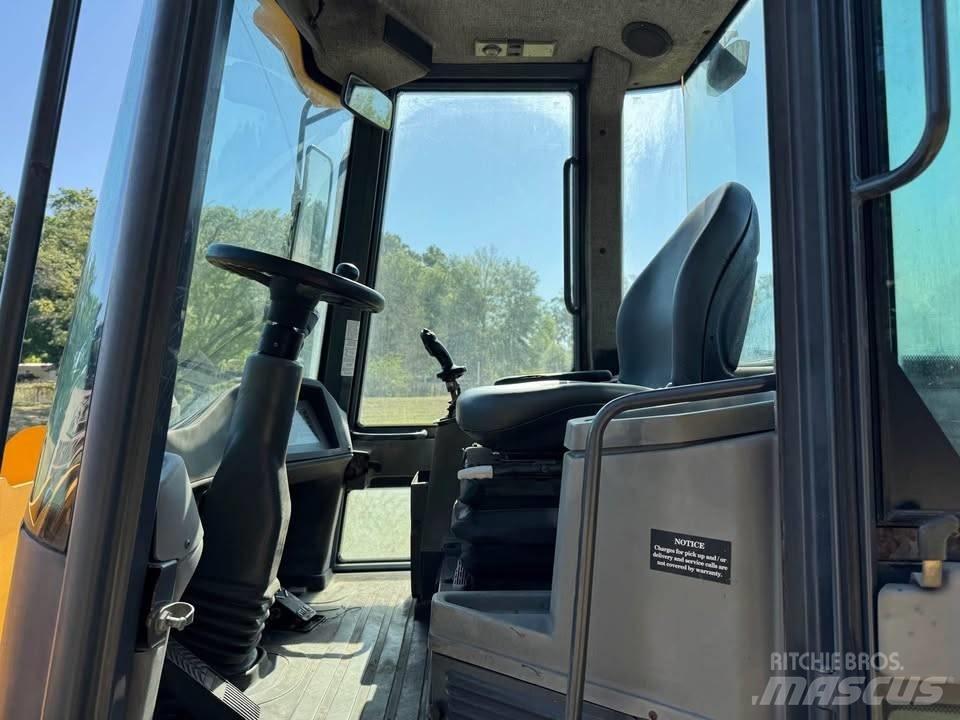 John Deere 244 J Колесни товарачи