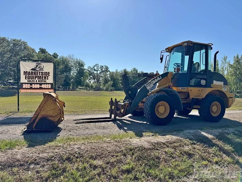 John Deere 244 J Колесни товарачи