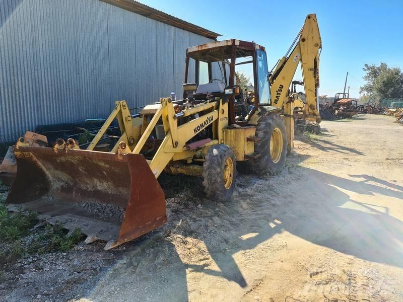 Komatsu WB97R Товарач със заден ексватор