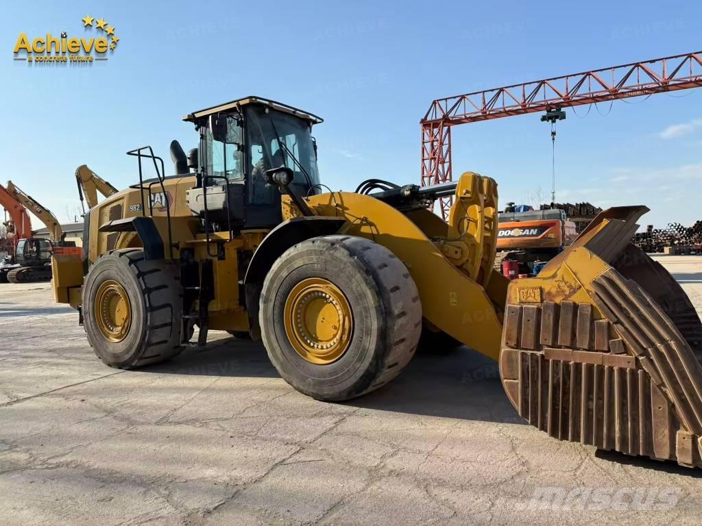CAT 982 Колесни товарачи