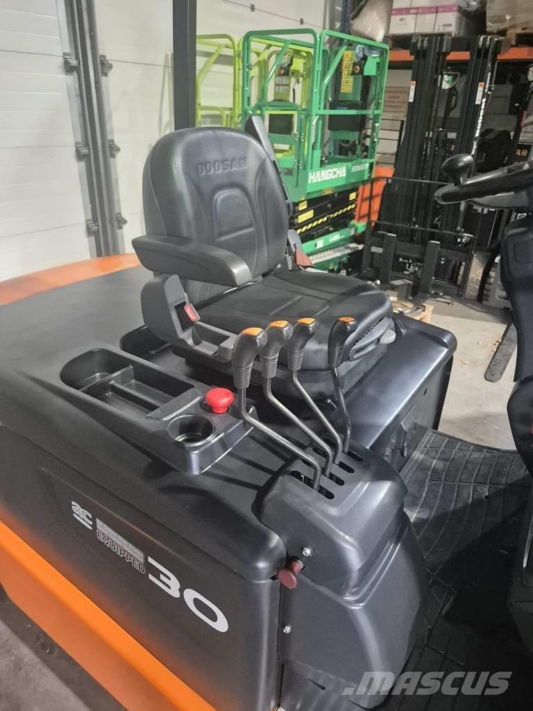 Doosan B 30 X-5 Електрически вилични кари-повдигачи