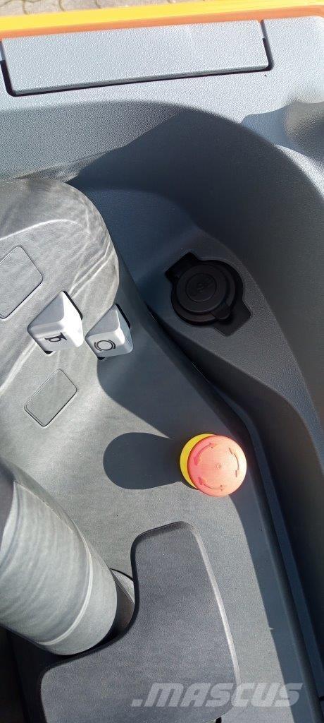 Toyota LSI200 Колички високоповдигачи с теглич