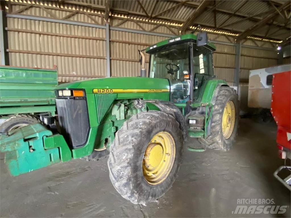 John Deere 8200 Трактори