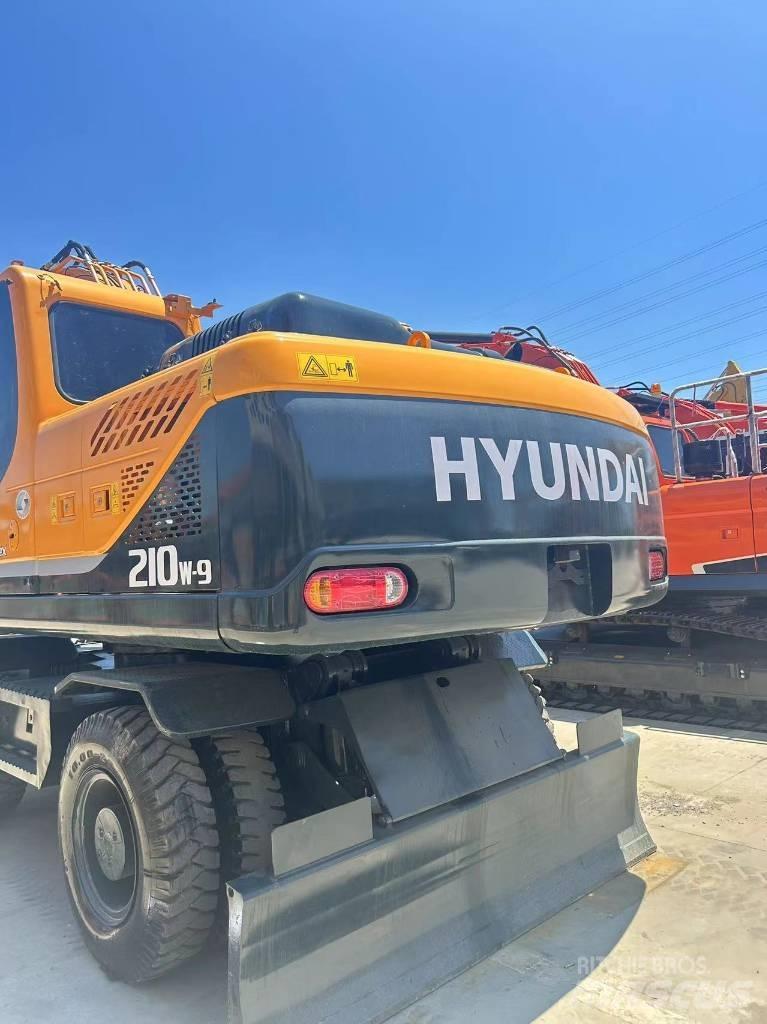 Hyundai R210W-9 Колесни екскаватори