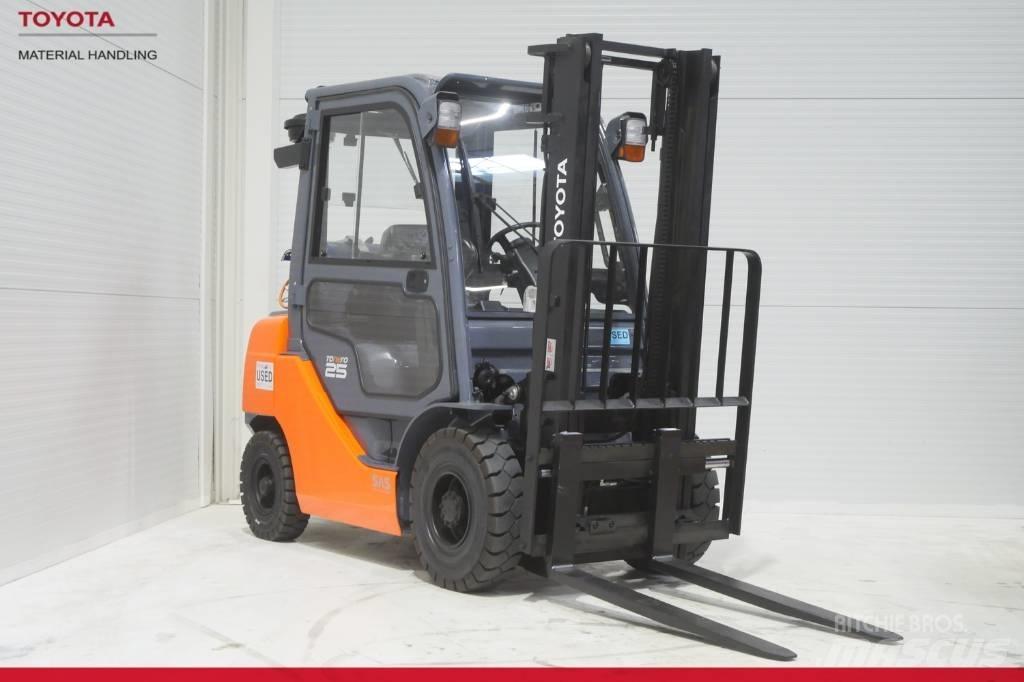 Toyota 02-8 FGF 25 Камиони с АГУ